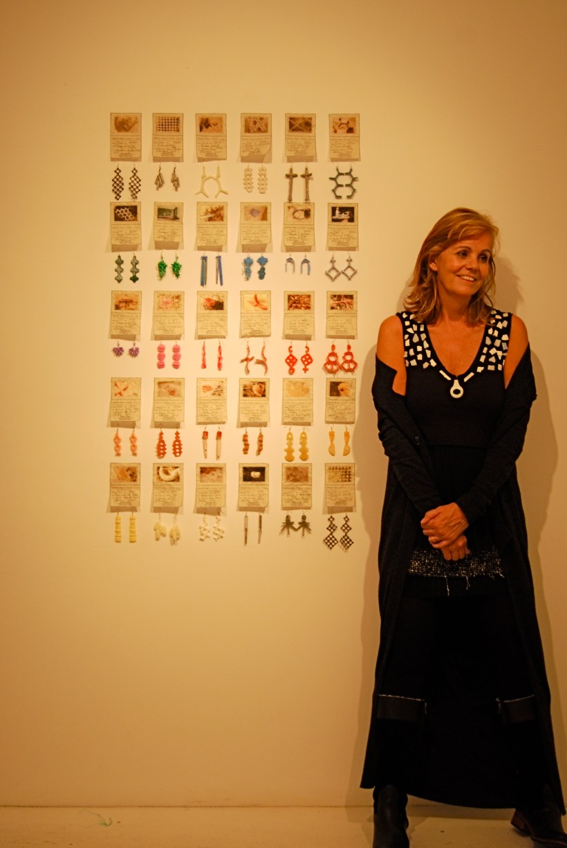 showing fleshy naked shoulders